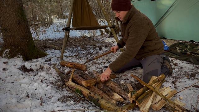 2 DAY Tarp Survival Shelter - Overnight on Snow - Making Bushcraft chair, Winter Camping - ASMR смотреть онлайн