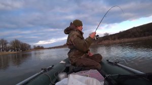 ОНО лодку РАЗВОРАЧИВАЕТ!!!! Рыбалка на реке, крупный судак на спиннинг весной