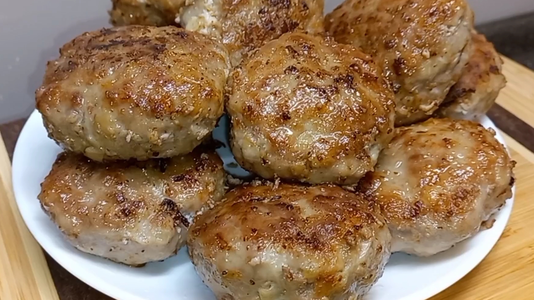 Вкусные СОЧНЫЕ ДОМАШНИЕ КОТЛЕТЫ из мясного фарша. Любимый рецепт. смотреть онлайн