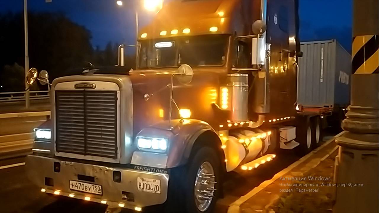 Freightliner Classic 132 сдает назад