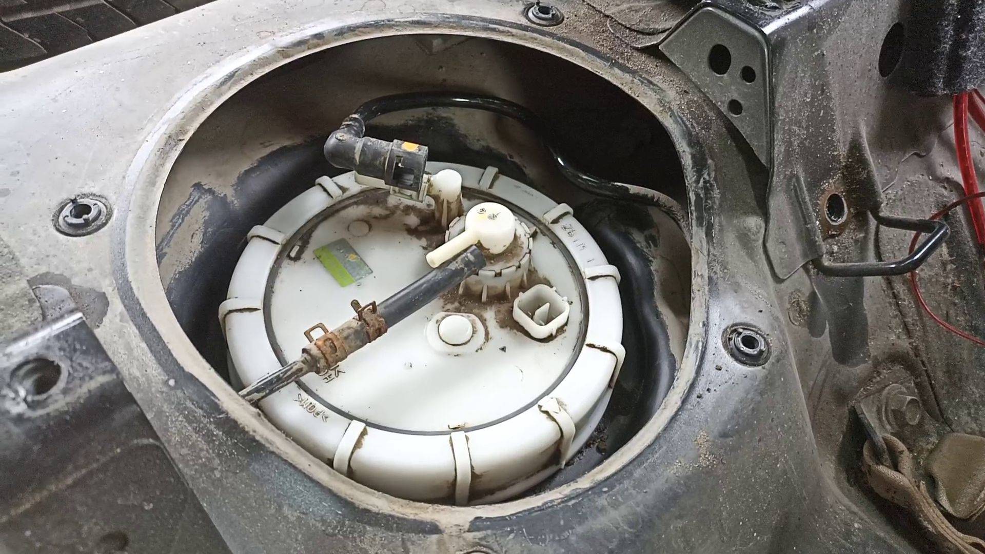 Honda Civic 4D. Замена топливного фильтра. смотреть онлайн