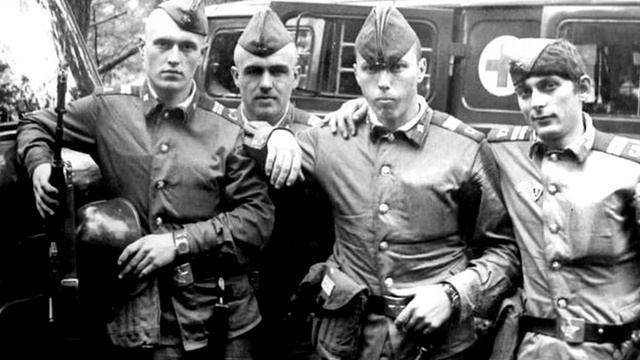 СЛУЖИЛИ МЫ, БРАТОК, В ГСВГ... смотреть онлайн