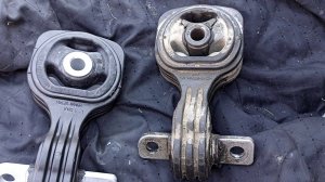 Honda Civic 4D.  Замена нижней опоры двигателя.