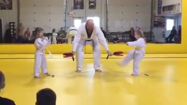 Ellie kick match. смотреть онлайн