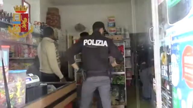 Torino, controlli a Barriera Milano: tra i pusher anche una donna смотреть онлайн