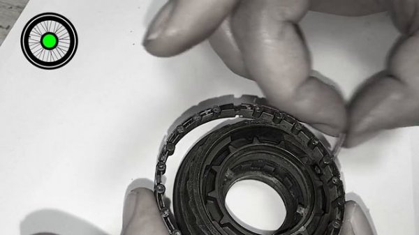 8 speed Shimano. Remove and install the overrunning clutch 02