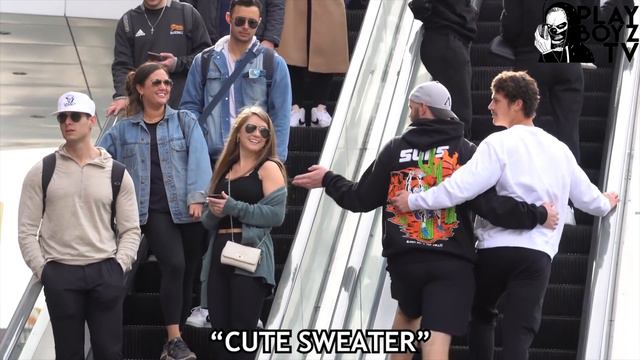 ГЛАДИМ НЕЗНАКОМЦЕВ НА ЭСКАЛАТОРЕ