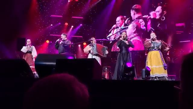 ПТАШИЦА на концерте Елены Ваенги в Санкт-Петербурге – Лампадочки до мурашек | Песни под гармонь смотреть онлайн