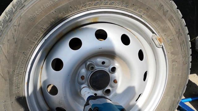 Откручивание колесных болтов затянутых 80 Нм при помощи гайковерта Makit Drill с алиэкспресс смотреть онлайн