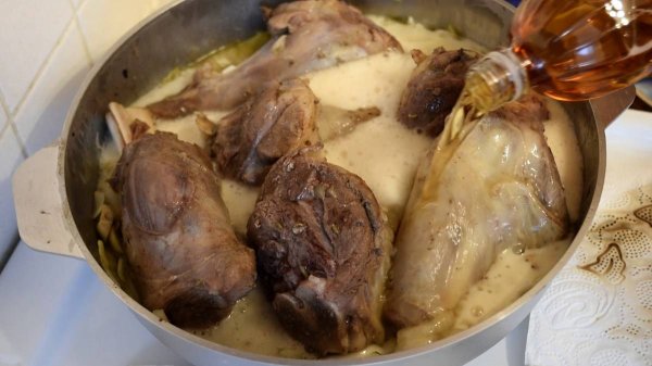 Тушим ножки барана и обновляем большую сковородку.