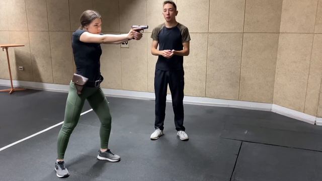 Как научиться стрелять. Стойка и хват при стрельбе из пистолета. смотреть онлайн