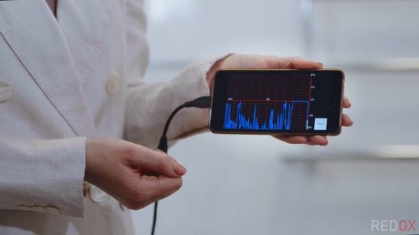 Зубная щетка redox с электрическими витаминами.