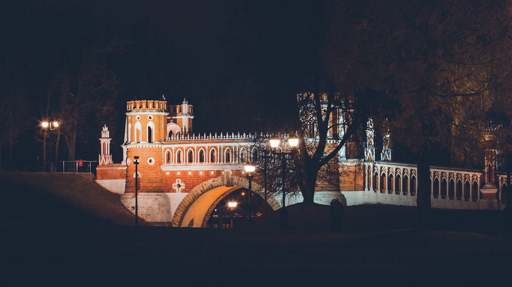 Музей-заповедник «Царицыно» ночью смотреть онлайн