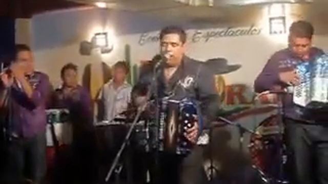 BRUNO MORA Y SU NORTEÑO BANDA Disponible para Mi смотреть онлайн