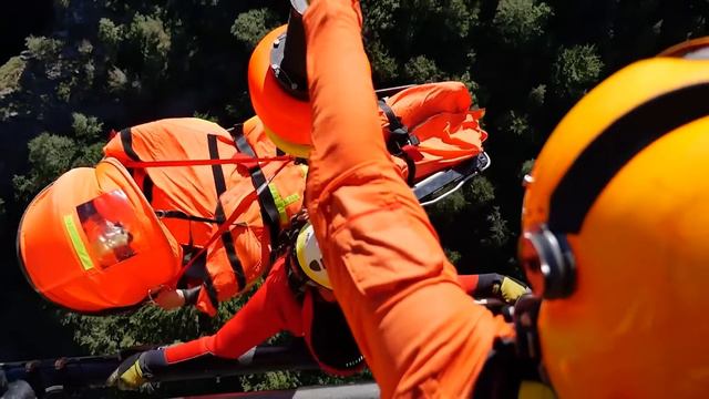 Évacuée en urgence après une chute de 8 mètres en canyoning смотреть онлайн