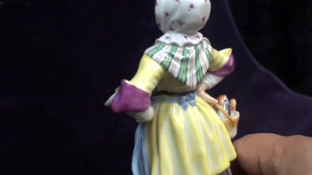 0003 Фарфор на продажу Мейсен 20 века фигура продавец рыбы из серии Парижские крикуны смотреть онлайн