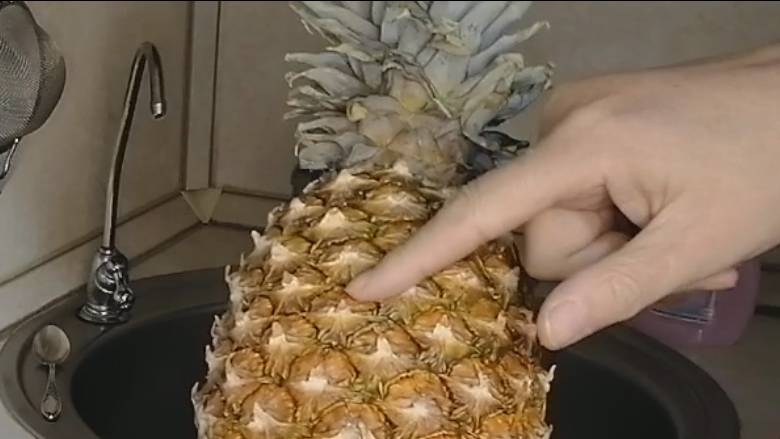 Ананас на новый год. Как правильно выбрать и разделать ананас. смотреть онлайн