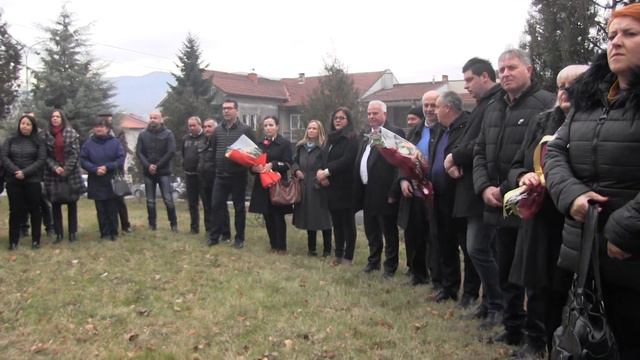Положување цвеќе пред бистата на Св.Климент Охридски по повод патронот на делчевското училиште смотреть онлайн