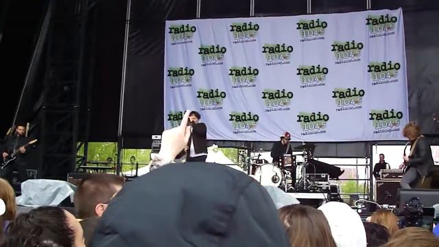 Nothing But Thieves Performing Itch