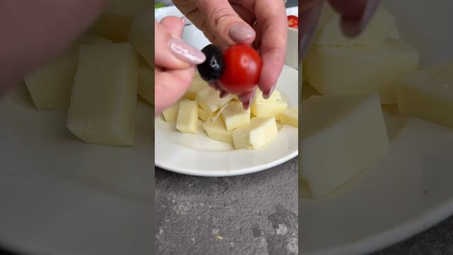 Сет закусок из 4 ингредиентов 🔥
Оливки
Маслины 
Сыр 
Сервелат
