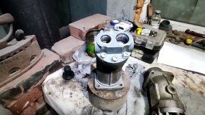 Аксиально-поршневой насос, изменения направления вращения насоса.