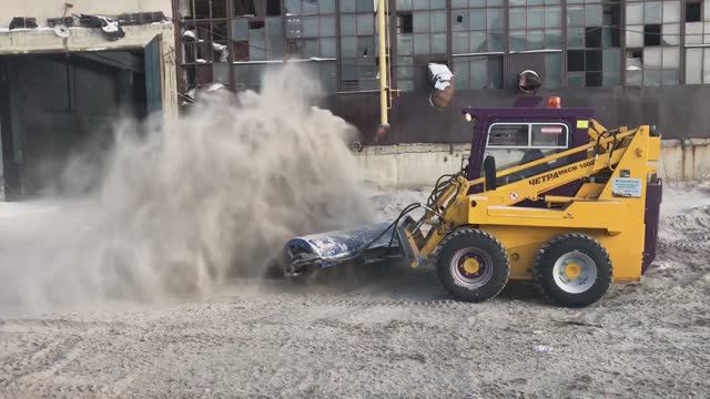 Обзор работы дорожной щетки МП 173 шириной 1730 мм на мини погрузчике по уборке стройплощадки - КИИТ смотреть онлайн