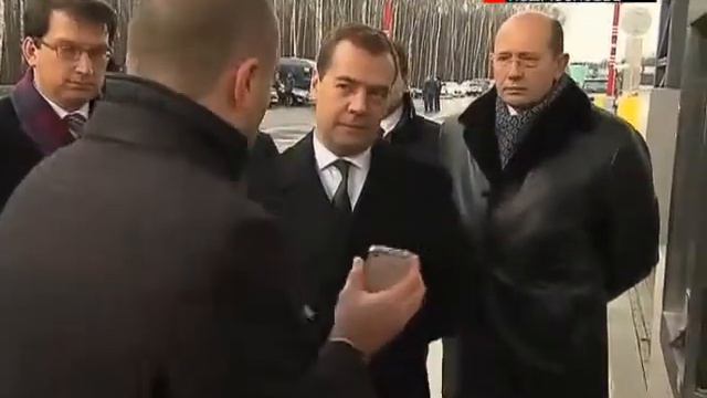 20131126Дмитрий Медведев и Андрей Воробьев открыли новую автотрассу смотреть онлайн