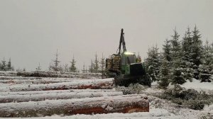 Watch the John Deere 1910G Forwarder Tackle the Snowy Norway Forest with Ease