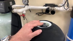 Засыпка фильтрующей загрузки в корпус фильтра. Система водоподготовки.