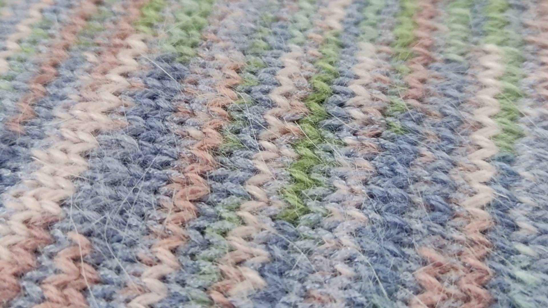 Яркие градиенты легко соседствуют с пастельными тонами... смотреть онлайн