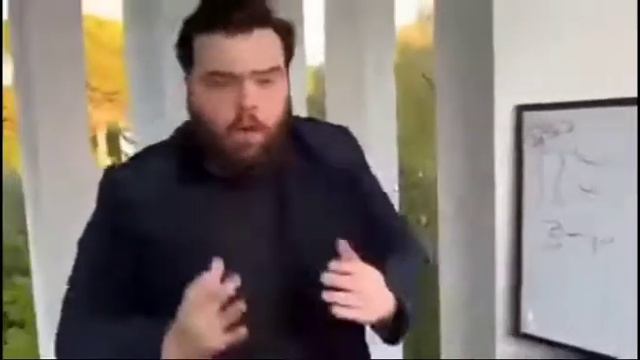 Guy explaining meme template смотреть онлайн