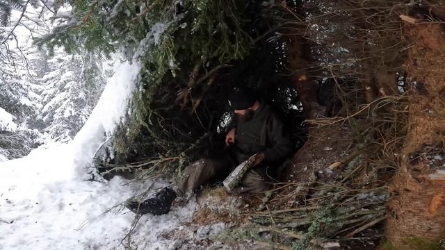 Caught In A Snowstorm - Winter Bushcraft Shelter In Heavy Snow