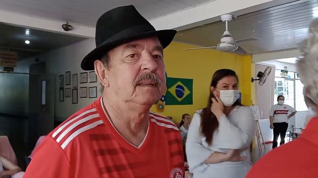 Rodrigo Moledo, do Inter, realiza sonho de Natal de vovô do Lar São Vicente de Paula смотреть онлайн