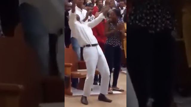 African man dancing his way in Church смотреть онлайн
