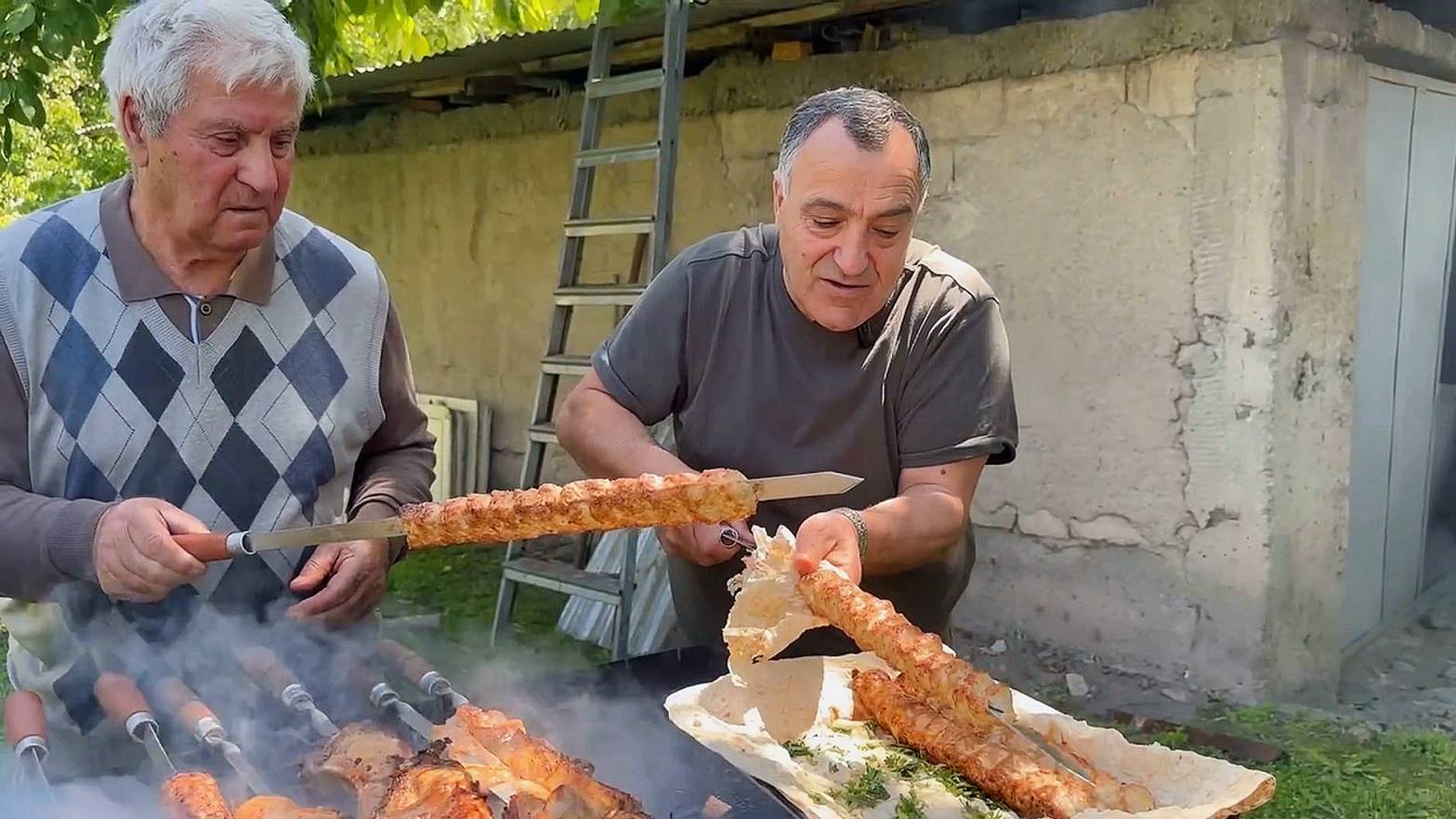Приехали в гости к маме, дяде и тёте. Готовим шашлык и люля-кебаб. Колоритный видеоролик в Армении смотреть онлайн