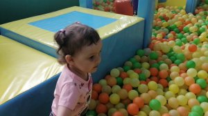 Детский развлекательный центр Балу! Играем в огромном бассейне с шариками. Часть 1