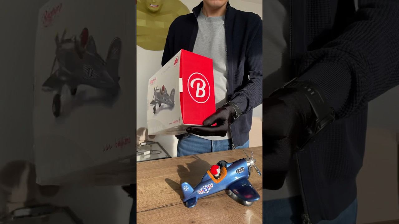 Коллекционная игрушка - самолет от французского бренда Baghera смотреть онлайн