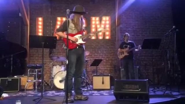 Edward Kwiatkowski performing Hello Mary Lou смотреть онлайн