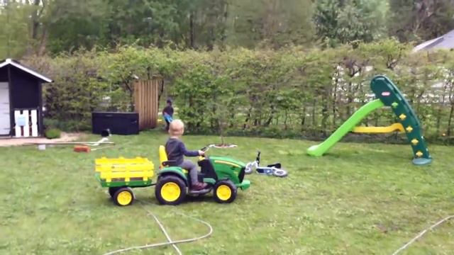 Sebastian kører traktor for første gang смотреть онлайн