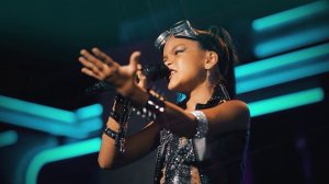 КЛИП. Я ПАДАЮ В НЕБО. муз.А.Белов, слова О.Кормухина. 
Саша Соколова, 10 лет