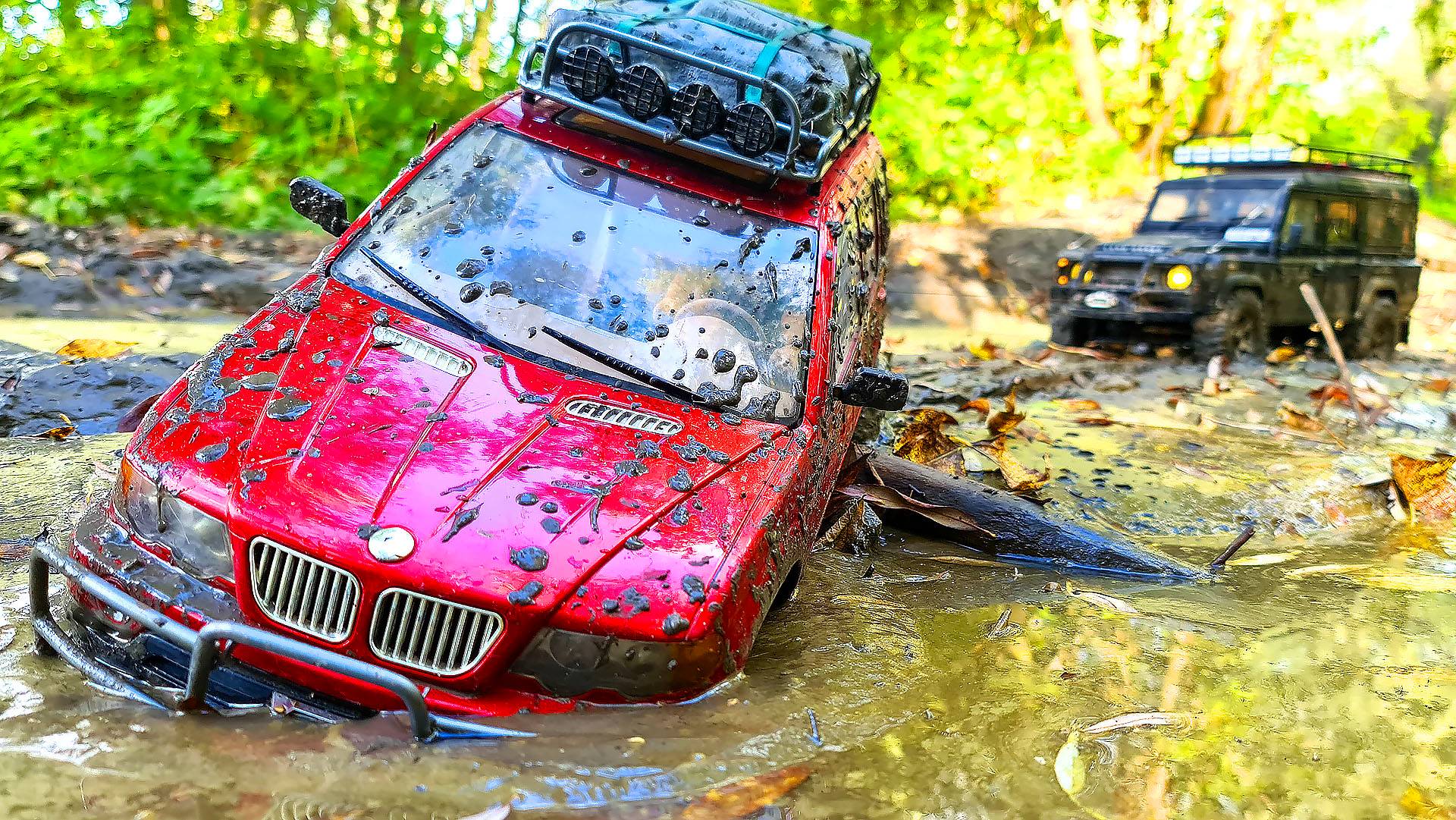 BMW X5 и Land Rover Defender - Грязевые Приключения и Оффроуд Гонки на Радиоуправляемых Машинах смотреть онлайн
