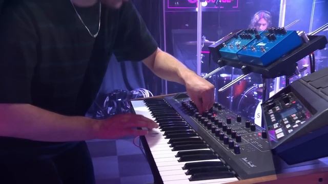 Sam Fender - Break Up With Your Girlfriend, I'm Bored in the Live Lounge смотреть онлайн