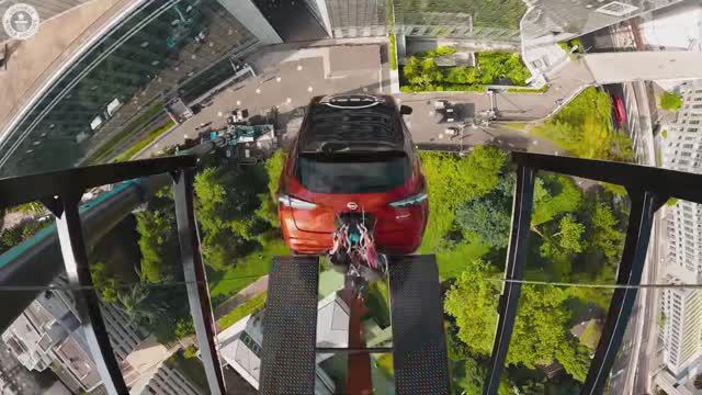 Тачку с человеком внутри сбросили с гигантской тарзанки смотреть онлайн