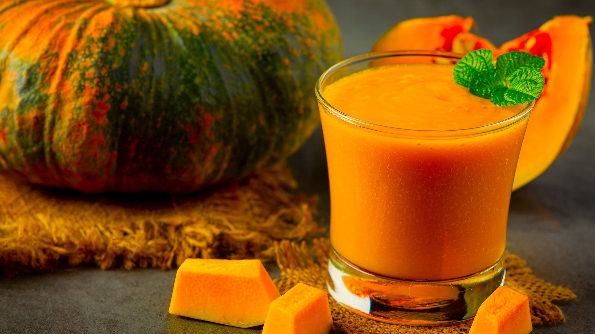 Как и куда использовать тыкву? Есть ответ: Тыквенный сок пюре полезный и вкусный! смотреть онлайн