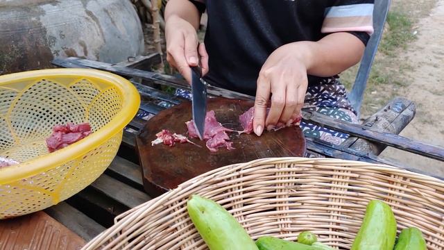 Picking Fresh cucumber In Farm! And Make Delicious Food for My Grandparents! Rural Khmer Food. смотреть онлайн