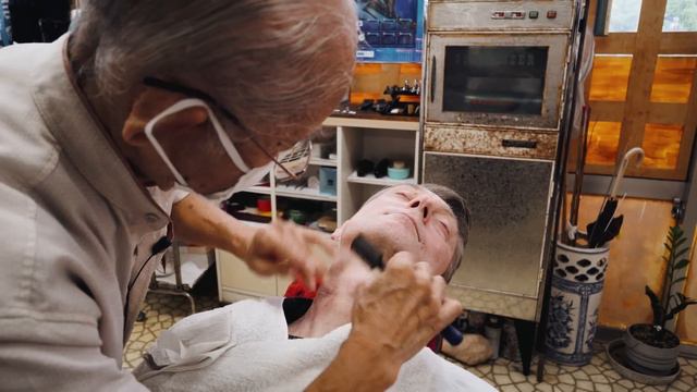 💈 Local Shave w/ Friendly Old School 82-Year-Old Okinawan Barber | Nago Japan смотреть онлайн