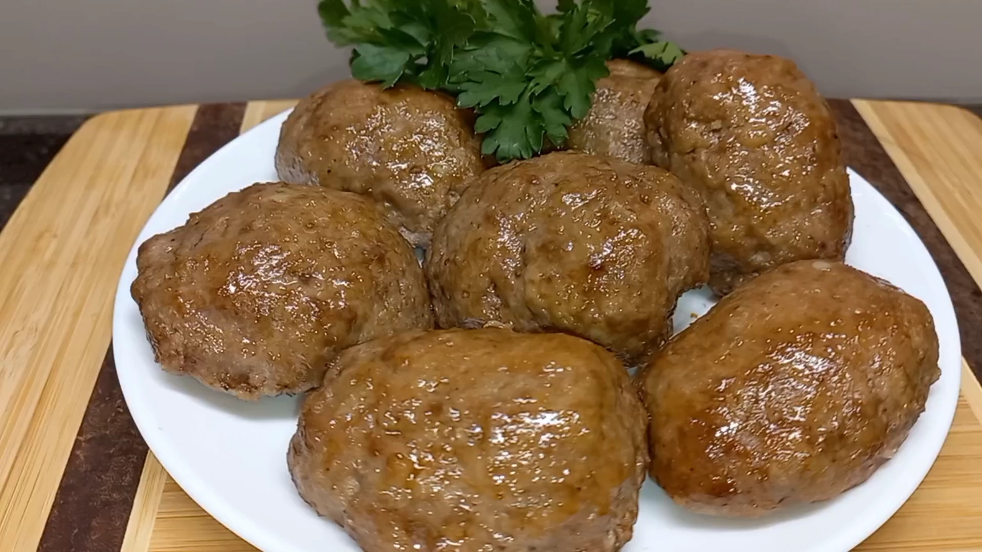 Так намного проще и полезнее! Вкусные сочные КОТЛЕТЫ В ДУХОВКЕ Очень простой и быстрый рецепт. смотреть онлайн