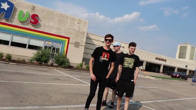 We visited an abandoned Toys R Us!  NoBoom