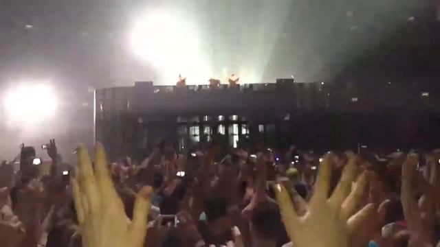 Swedish House Mafia - Save The World / Reload - 3/3/2013 смотреть онлайн