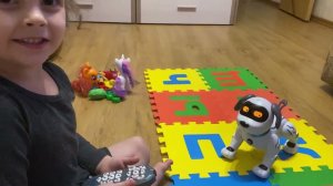 Робот собака-акробат. Собака на пульте управления